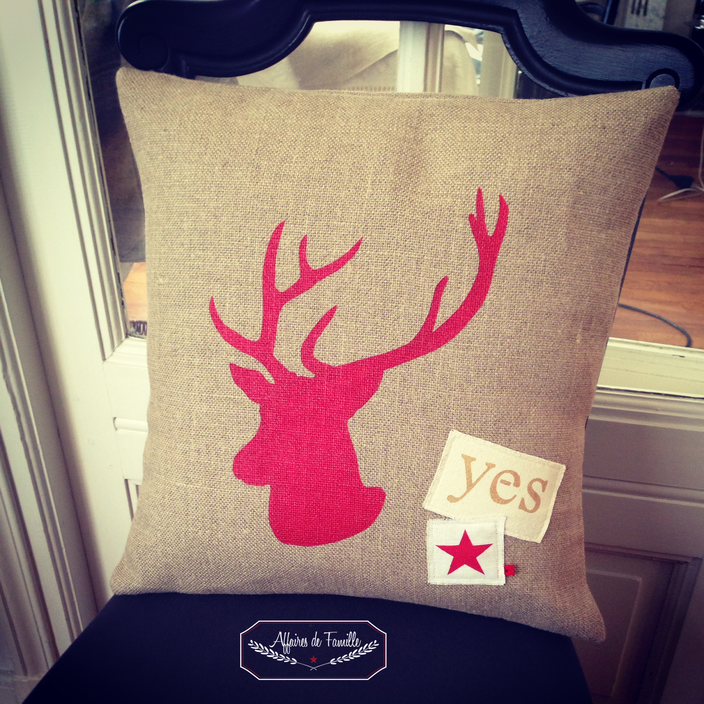 Produit - Coussin cerf rouge yes Eames plastic side chair – Image 1