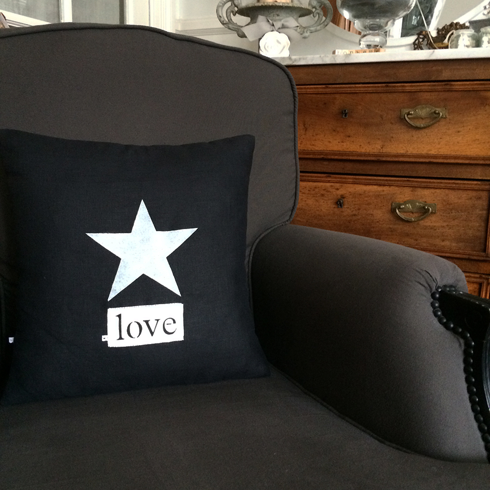 adf-coussin-etoile-argent-love-2 copie Coussin en lin bleu / Etoile Argent - 40x40cm – Image 1