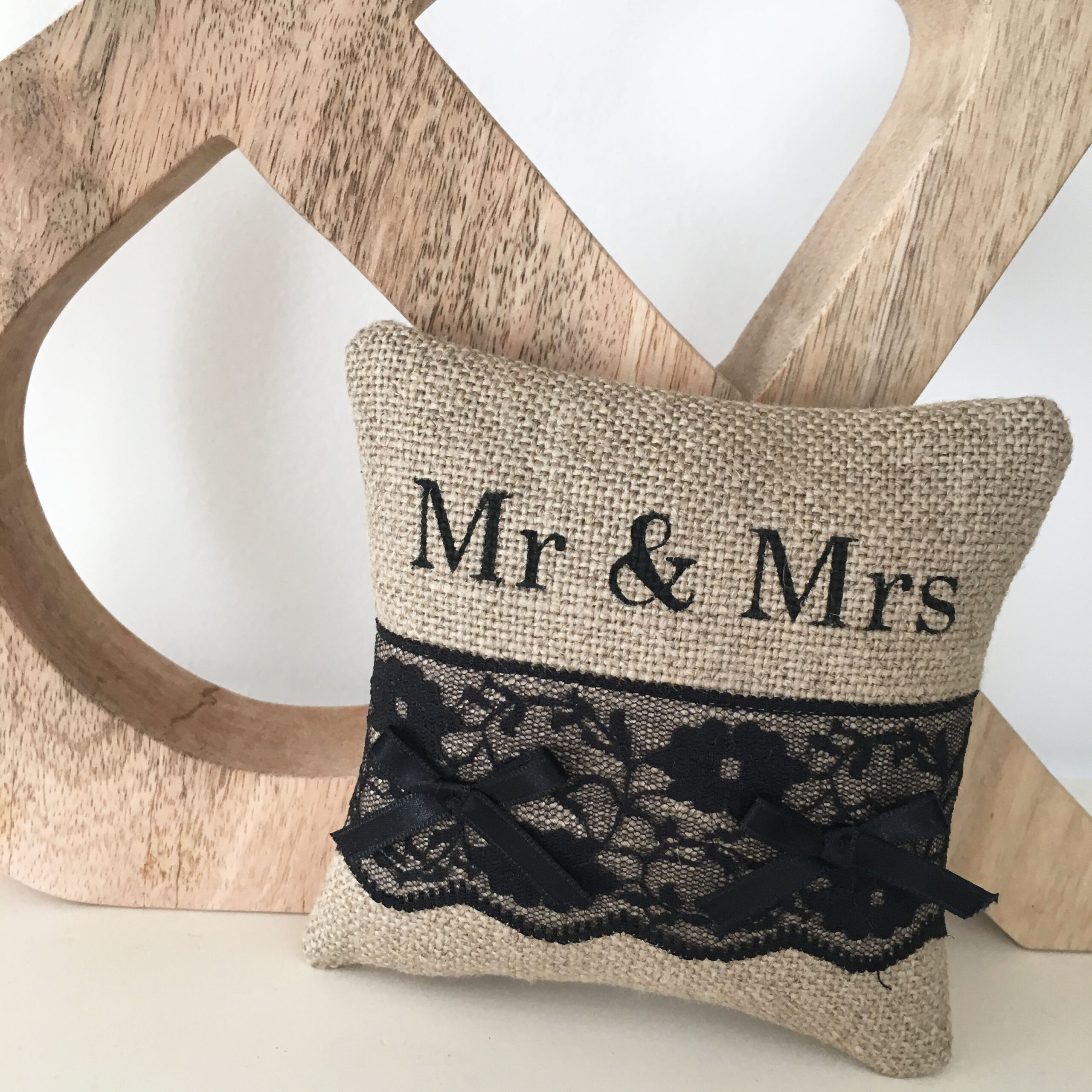adf-coussin-alliances-mr-mme1 Coussin alliances Mr & Mrs - Dentelle noire – Image 1