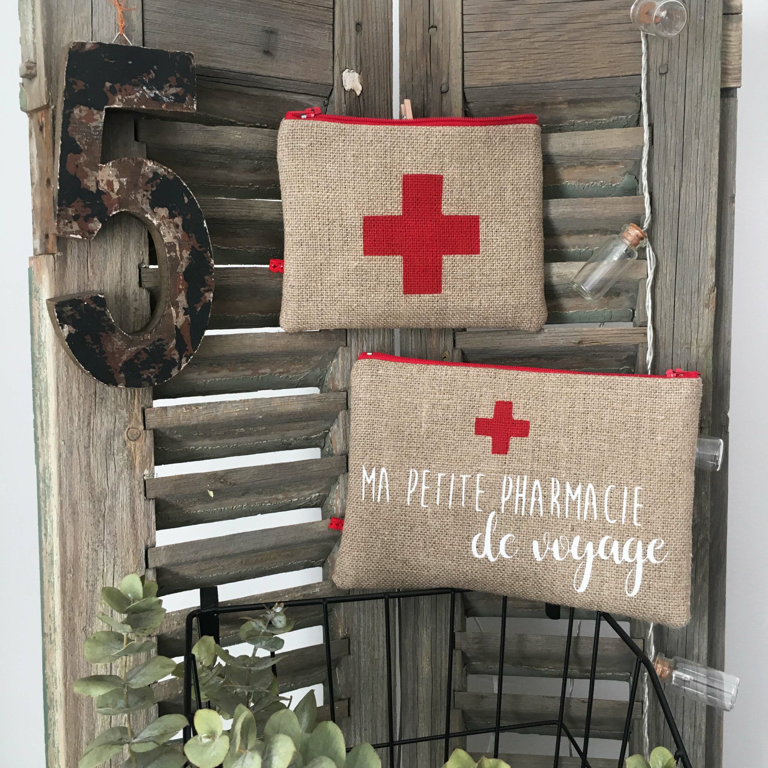 adf-pochette-mapetitepharmaciedevoyage3 Pochettes lin M & L / Pharmacie – Image 1