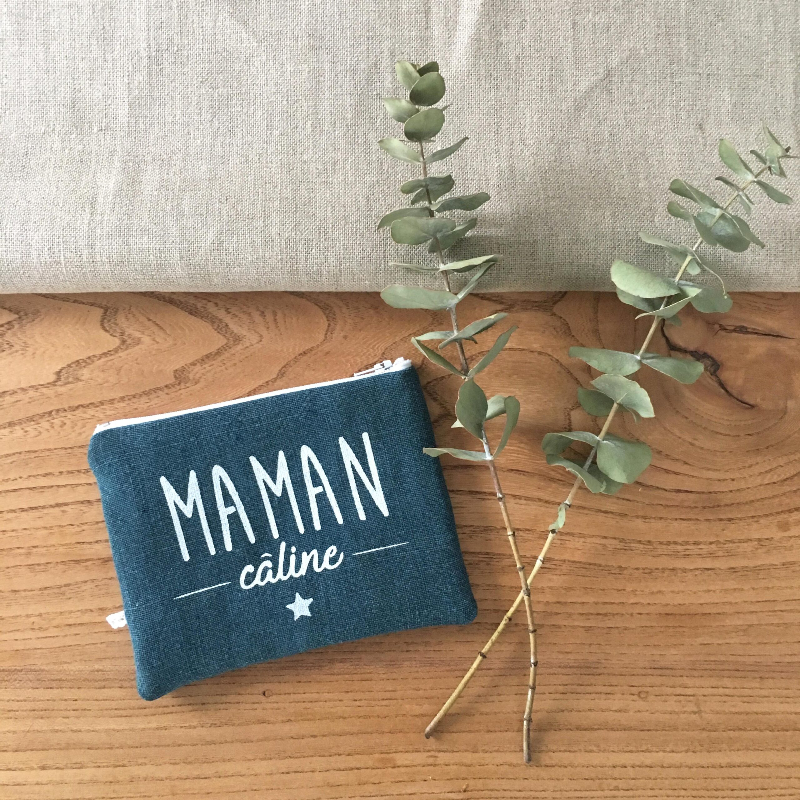 adf-pochettebleu-mamancaline1A Pochette "Maman Câline" – Image 1