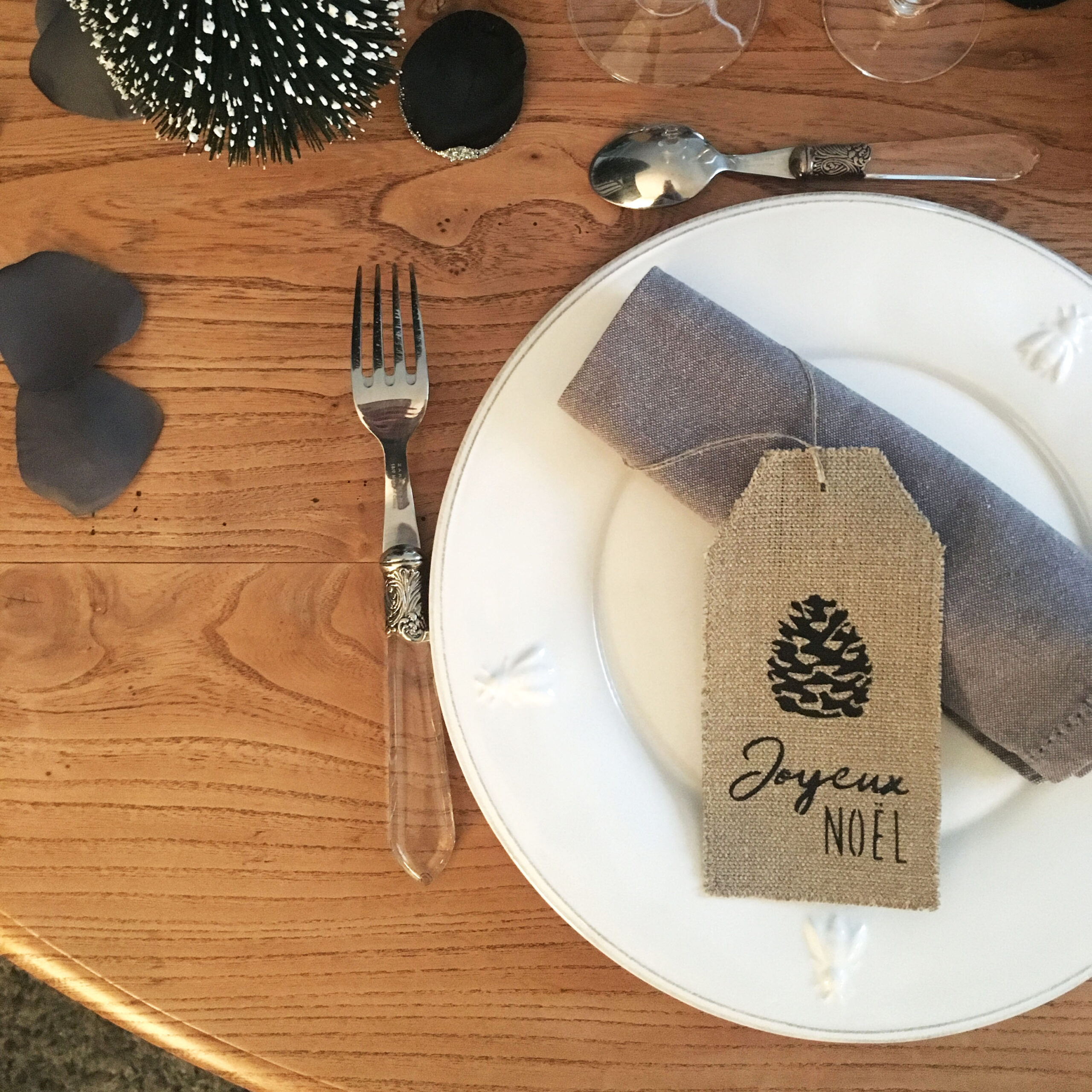 adf-etiquette-joyeuxnoel-pin-2 Coffret 4 Etiquettes Lin "Joyeux Noël" – Image 1