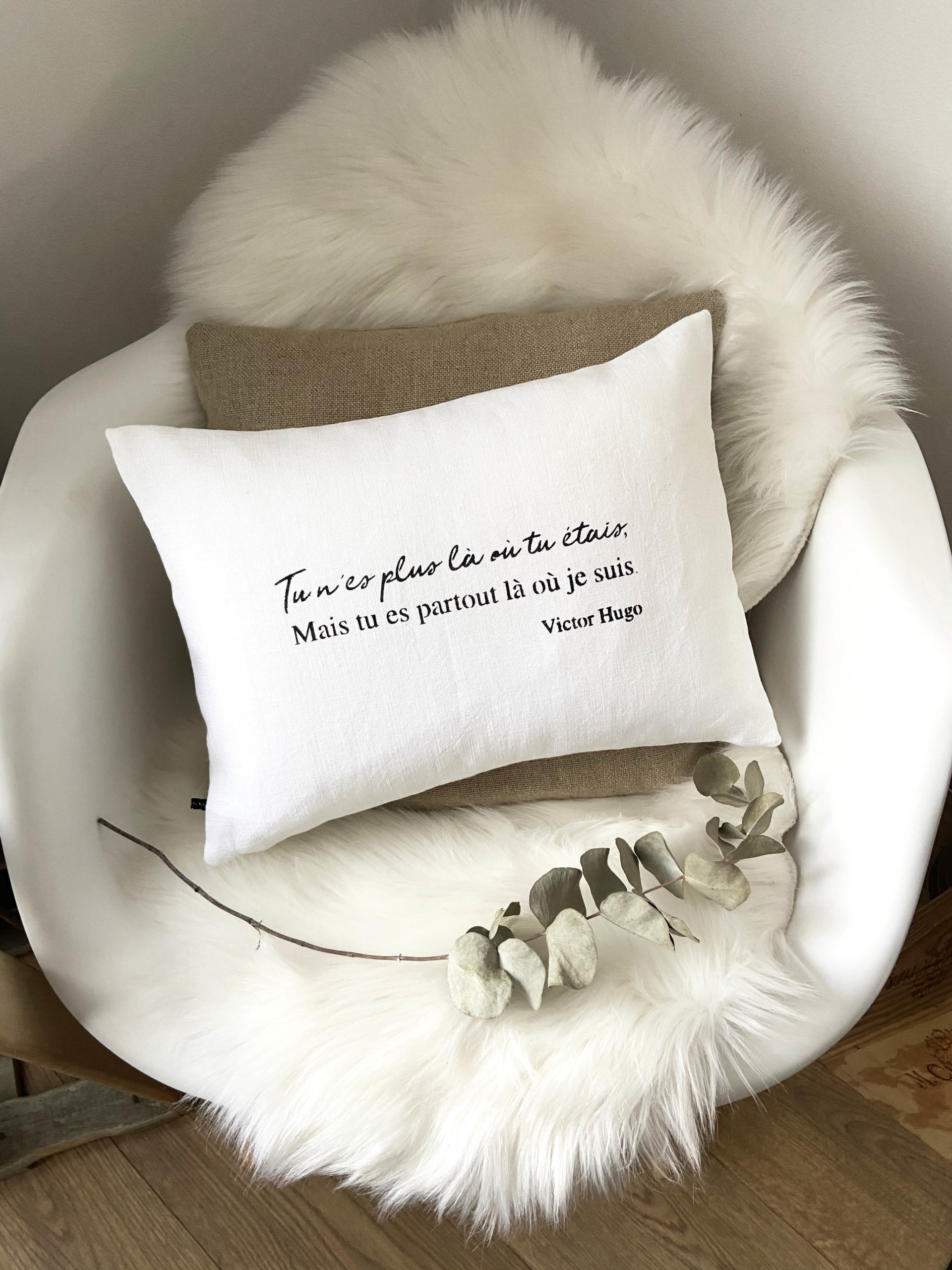 adf-coussin-blanc-victorhugo-3 Coussin "Tu n’es plus là où tu étais, mais tu es partout là où je suis" Victor Hugo – Image 1