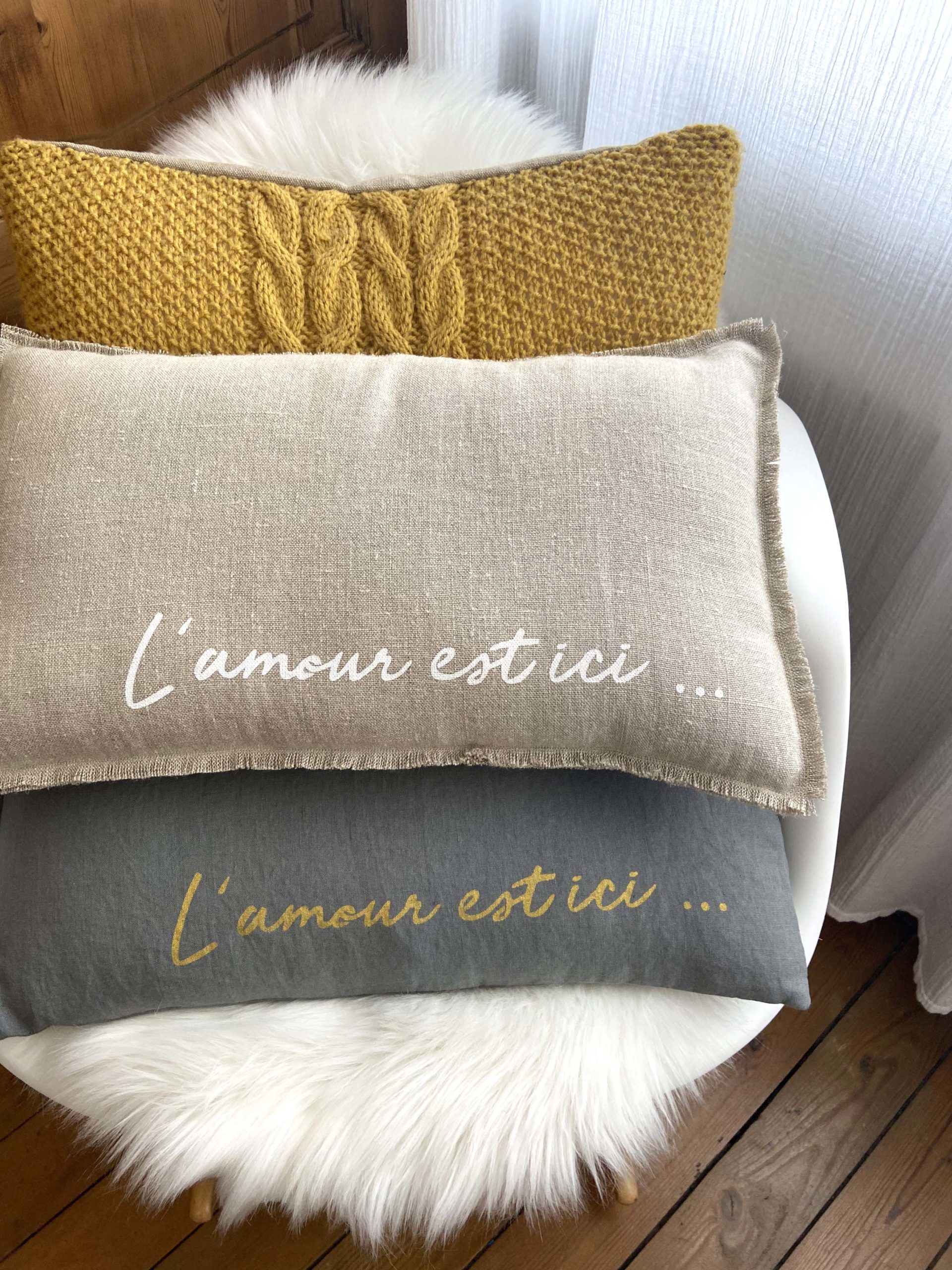 adf-coussin-lamourestici-2 Coussin "L'amour est ici..." – Image 1