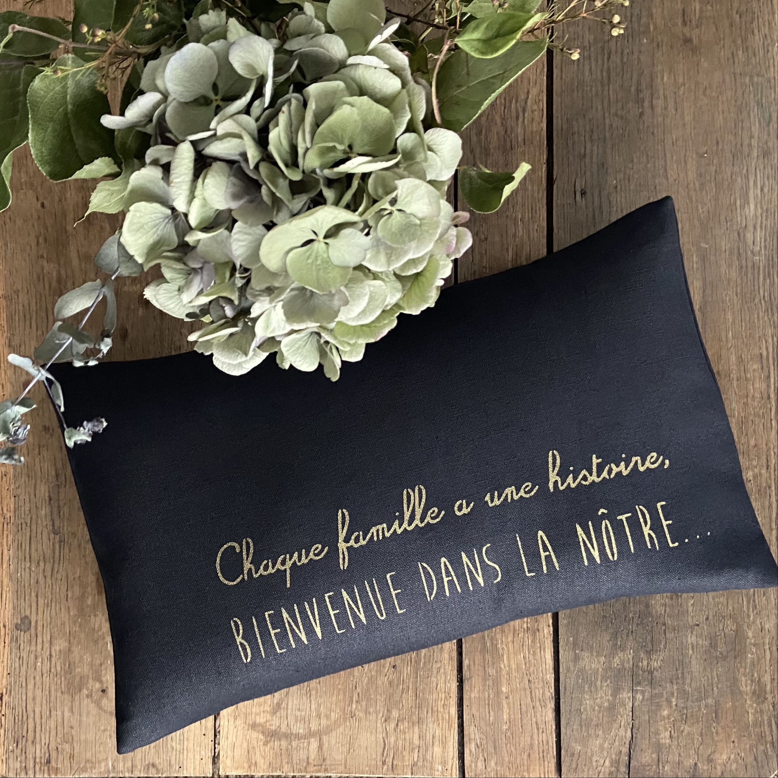 adf-coussin-chaquefamilleaunehistoire Coussin "Chaque famille a une histoire, bienvenue dans la nôtre…" – Image 1