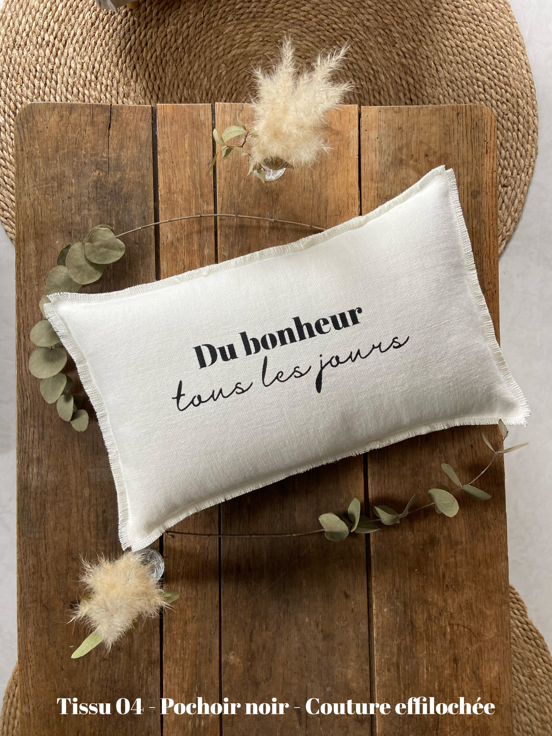 adf-coussin-blanc-19 Coussin "Du bonheur tous les jours" – Image 1