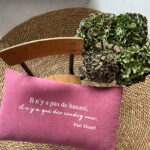 Coussin "Il n'y a pas de hasard, il n'y a que des rendez-vous" Paul Eluard