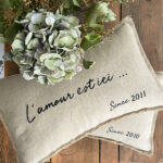 Coussin "L'amour est ici... since/depuis..." – Image 2